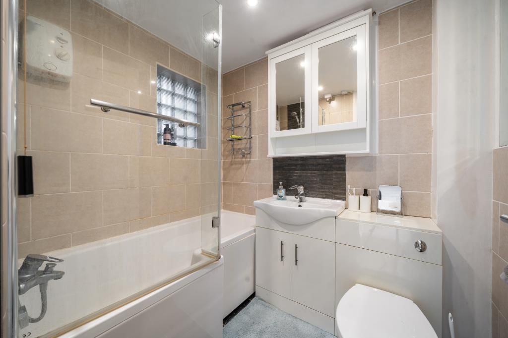 Property photo 2 of 11 Bathroom