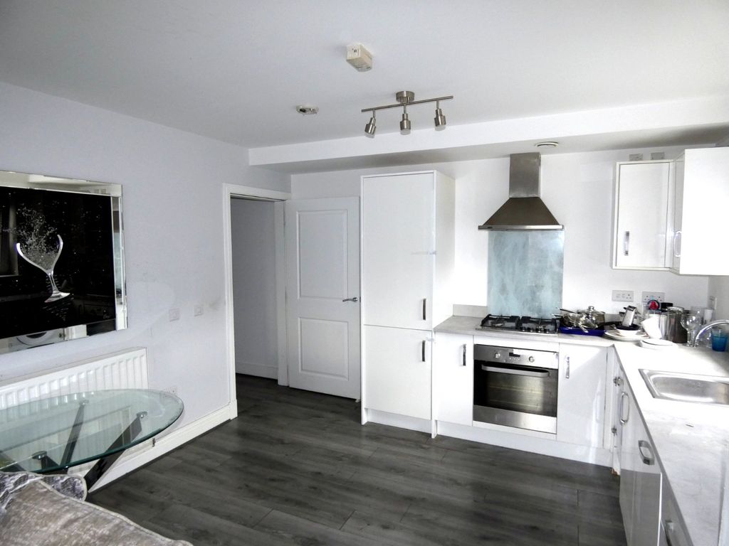 Property photo 3 of 7 Kitchen