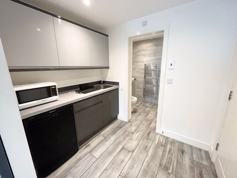 Property photo 3 of 7 Kitchenette