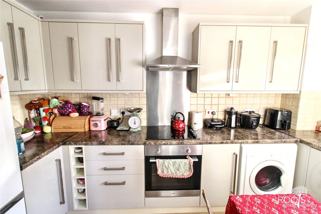 Property photo 3 of 8 Kitchen