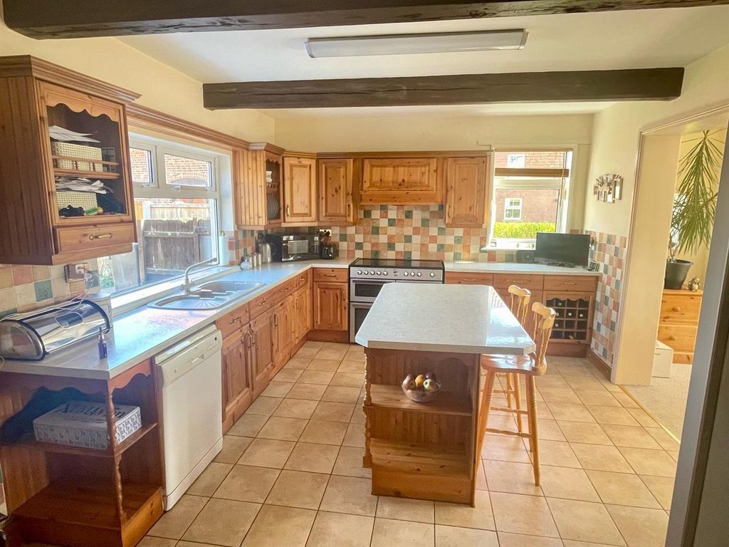Property photo 2 of 27 Kitchen / Breakfast Room