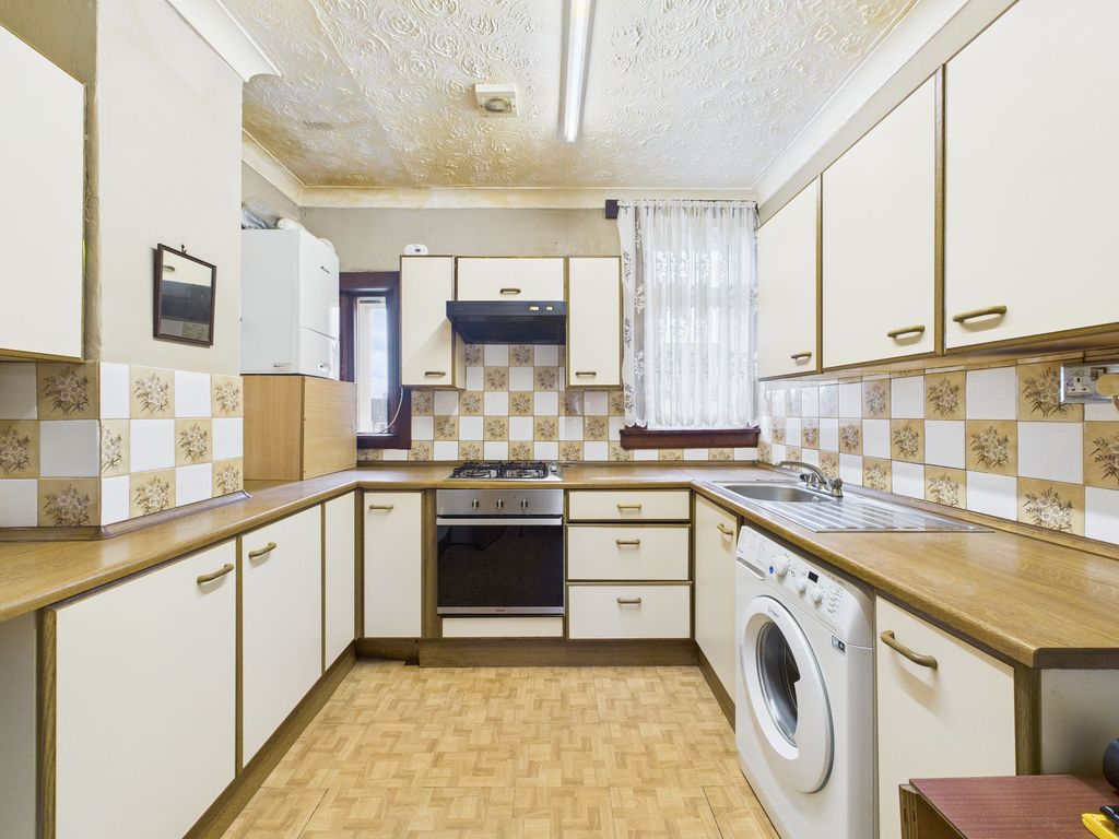 Property photo 3 of 8 Kitchen