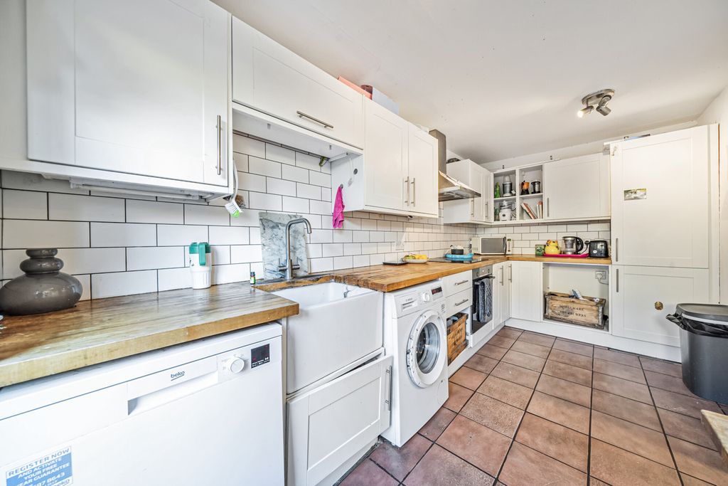 Property photo 3 of 19 Kitchen