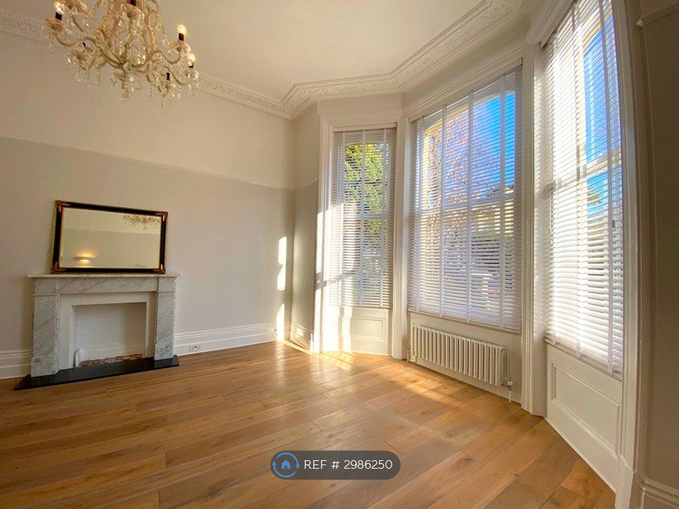 Property photo 3 of 17 Living Room