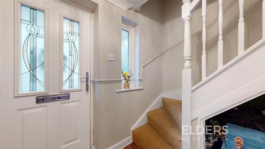 Property photo 3 of 20 Entrance Hall