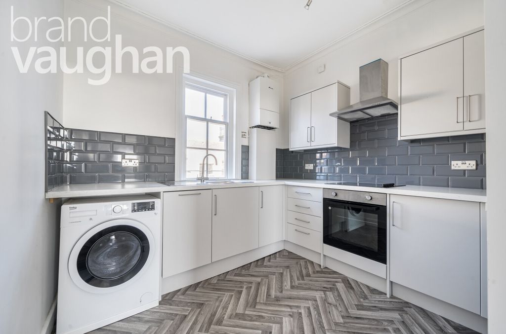 Property photo 3 of 11 Kitchen