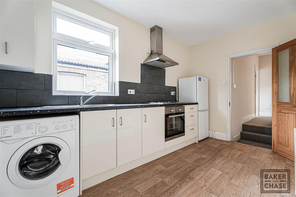 Property photo 3 of 11 Kitchen