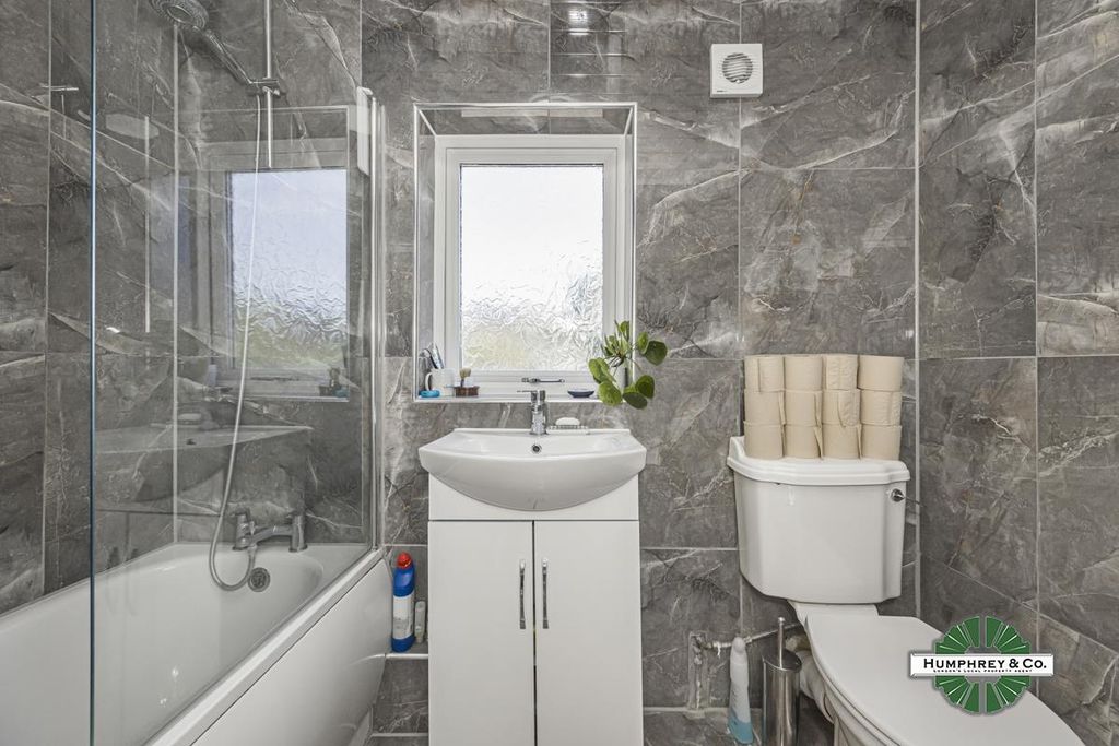 Property photo 2 of 15 First Floor Flat 5   Leopold Road -005.Jpg