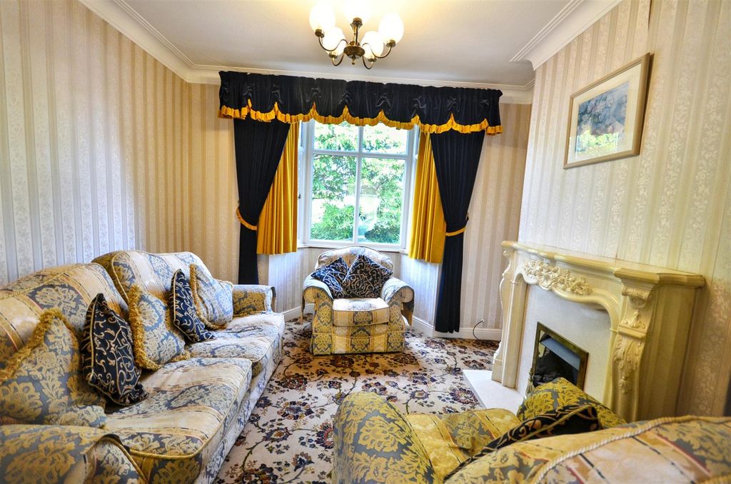 Property photo 2 of 17 Lounge