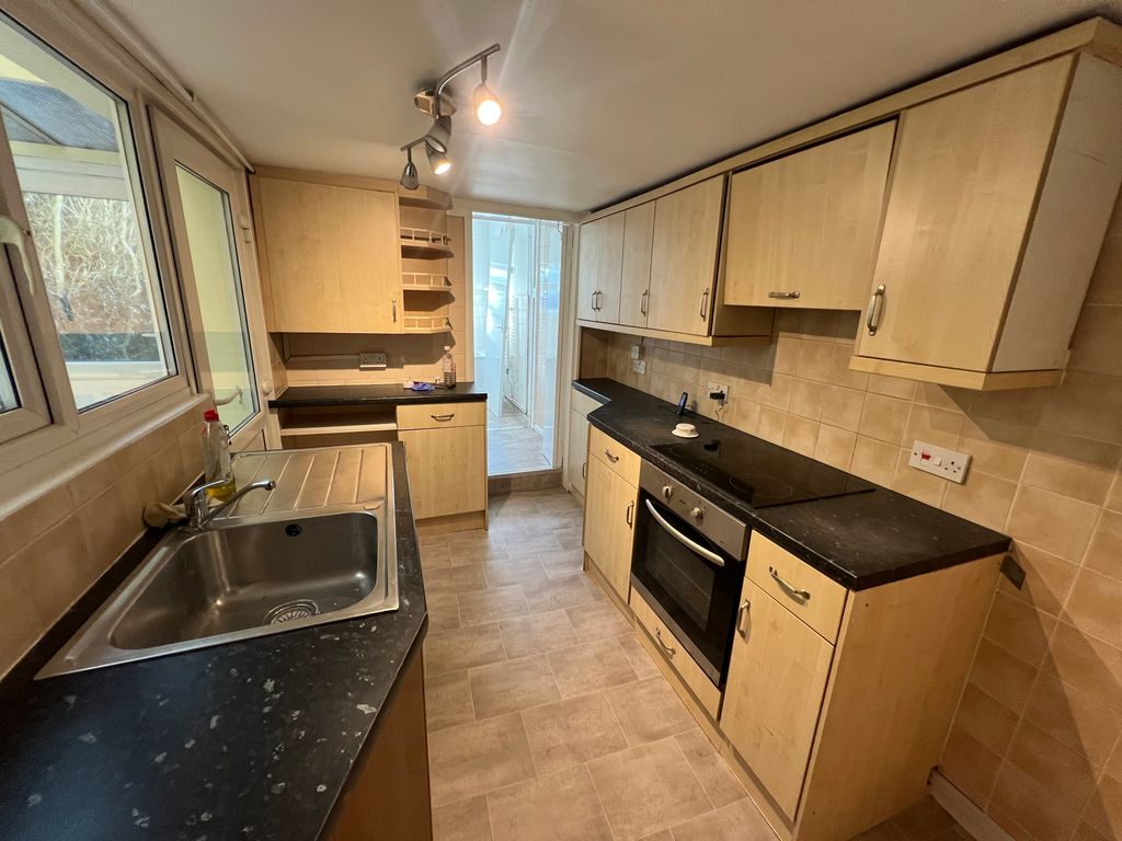 Property photo 2 of 7 Kitchen