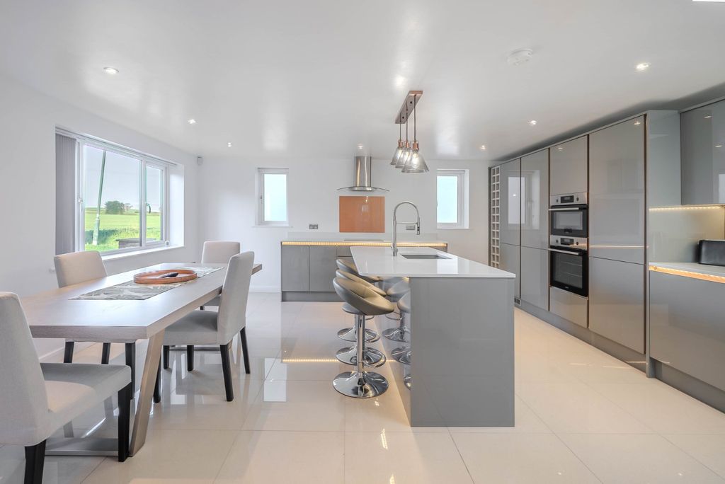 Property photo 3 of 21 Picture No. 06