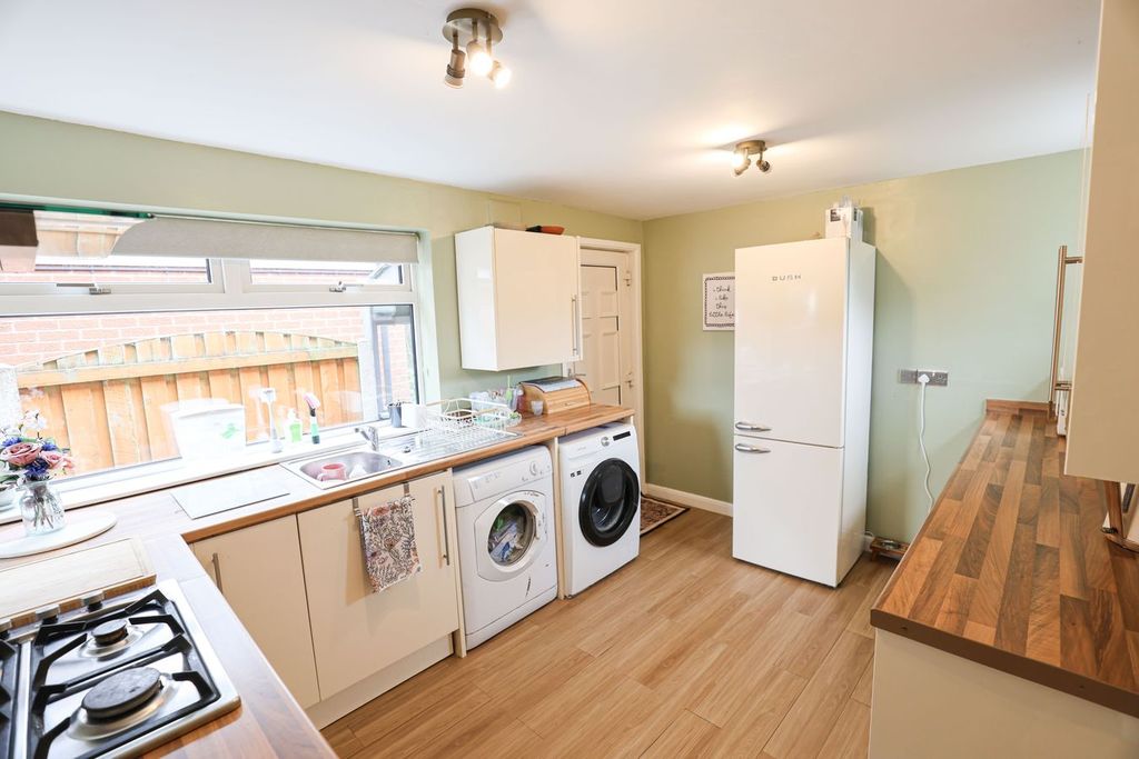 Property photo 3 of 17 Kitchen