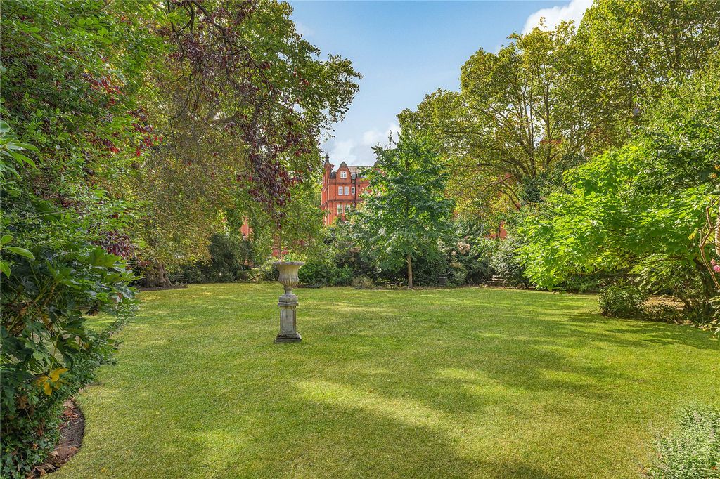 Property photo 3 of 8 Communal Gardens