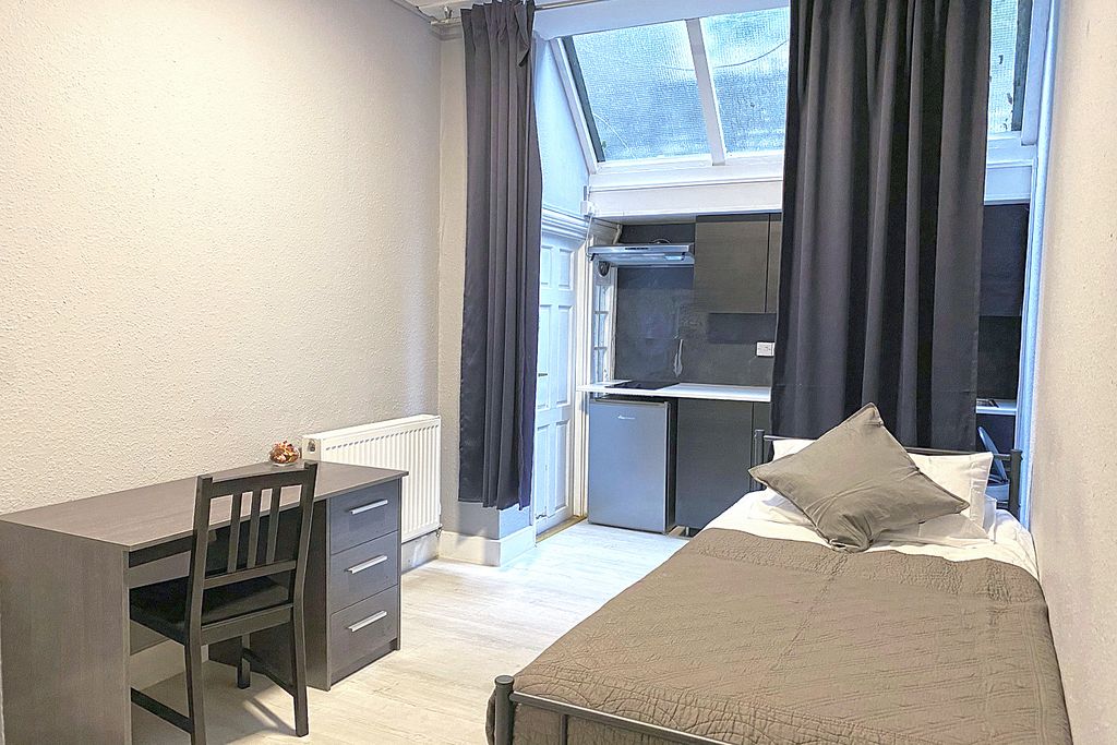 Property photo 1 of 4 Bedsit Room For Rent