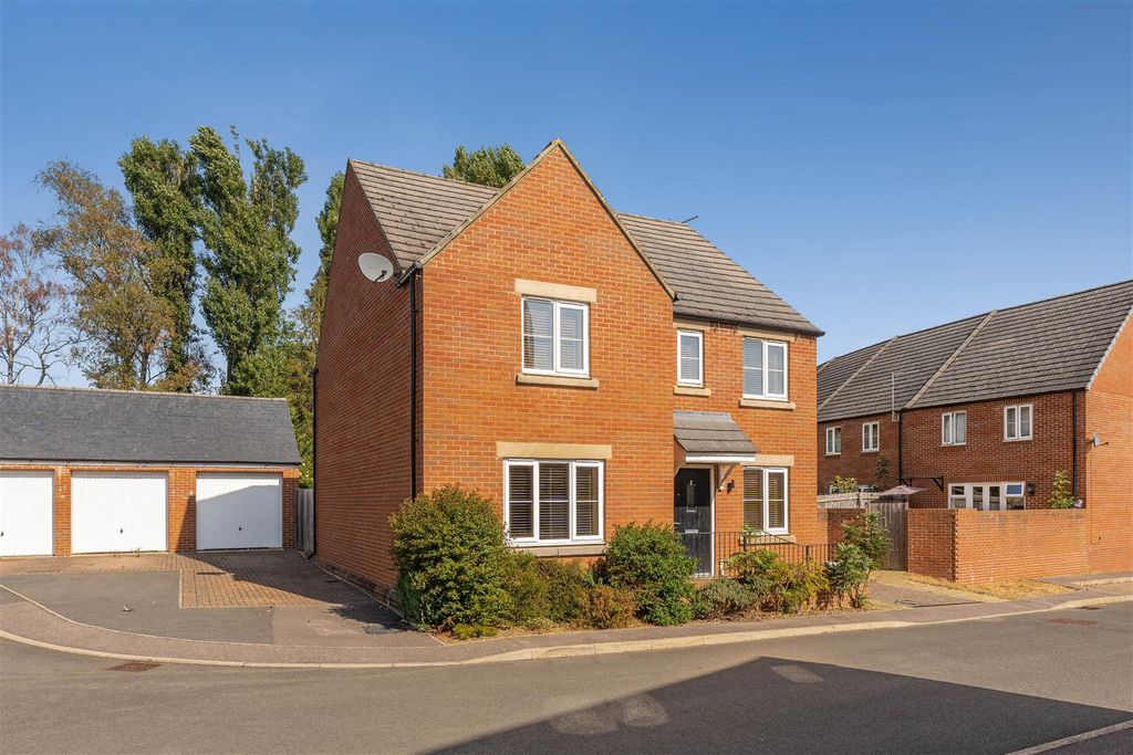 Property photo 1 of 16 2 Wiggins Close, Bloxham-1.Jpg