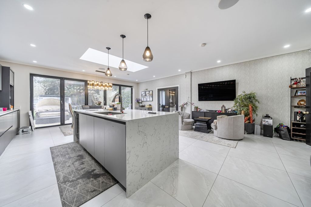 Property photo 3 of 20 1418052-20-69A6F8...