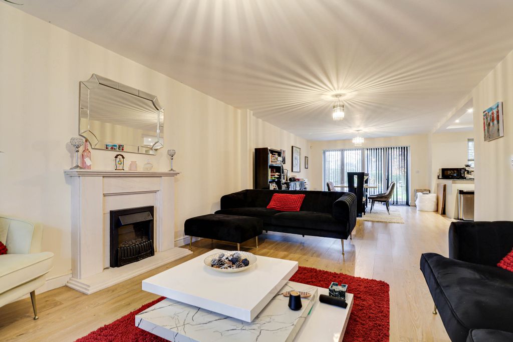 Property photo 3 of 18 Living Room