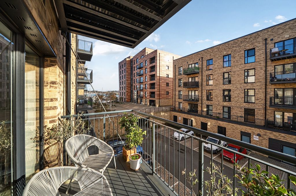 Property photo 1 of 11 1383850-7-691Efca...