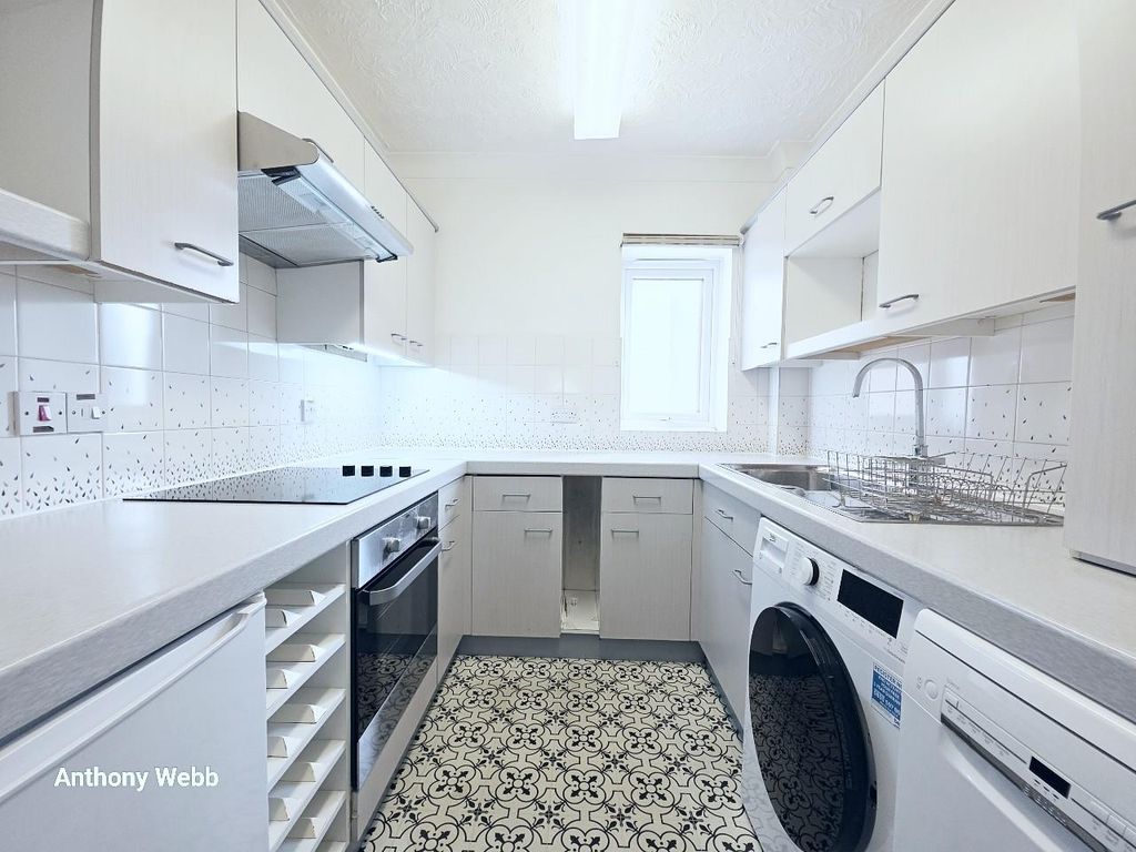 Property photo 2 of 8 Kitchen