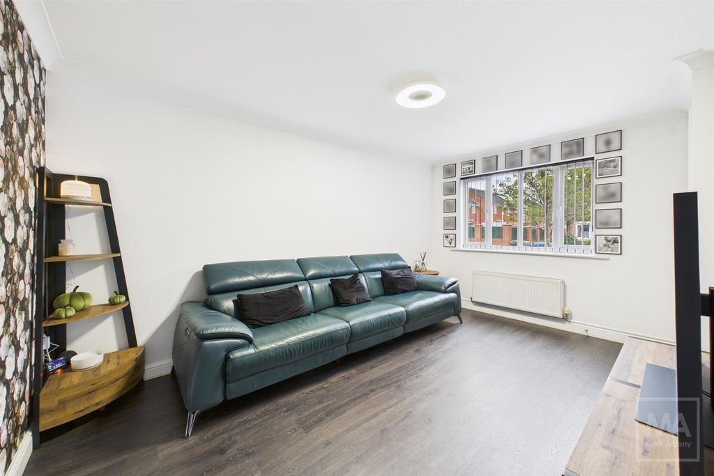 Property photo 2 of 17 Lounge