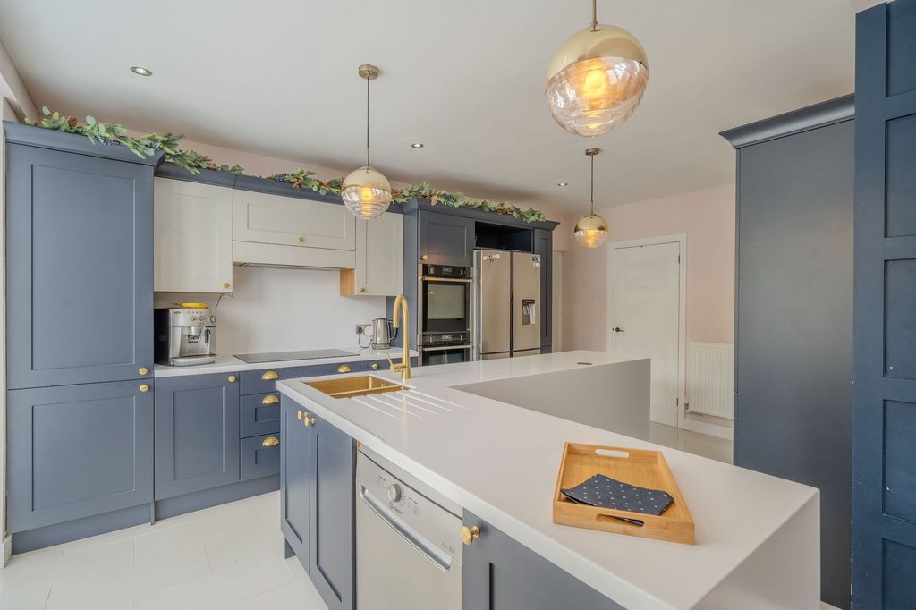 Property photo 3 of 27