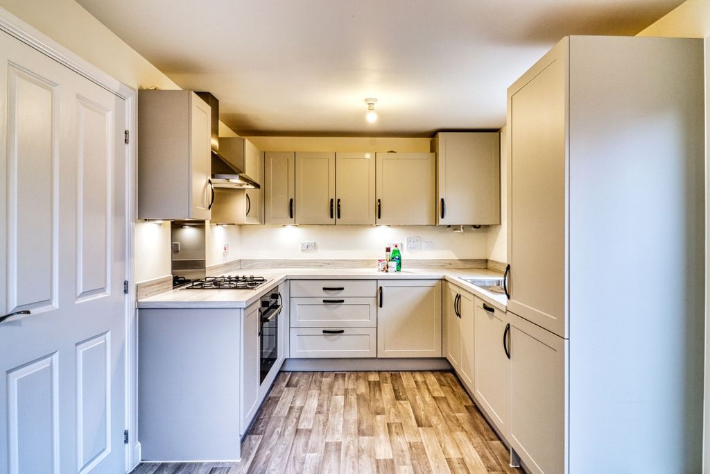 Property photo 3 of 17 Kitchen