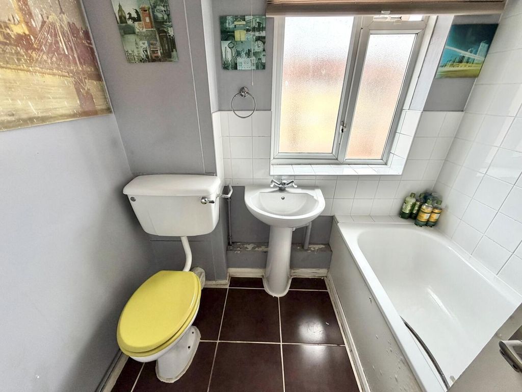 Property photo 2 of 11 Bathroom