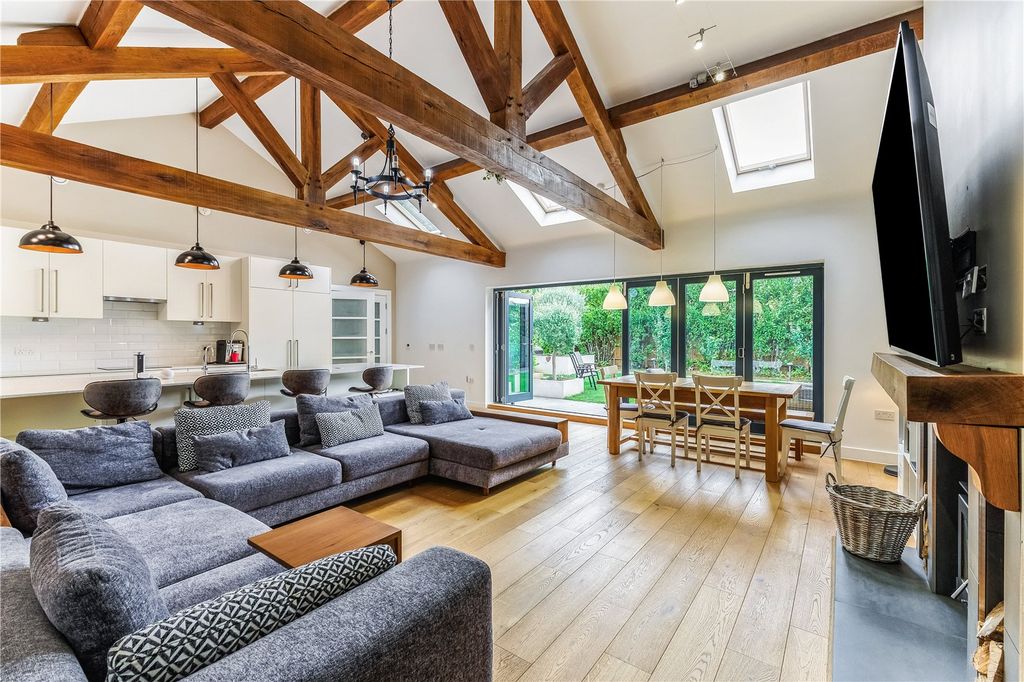 Property photo 3 of 25 Vaulted Ceiling