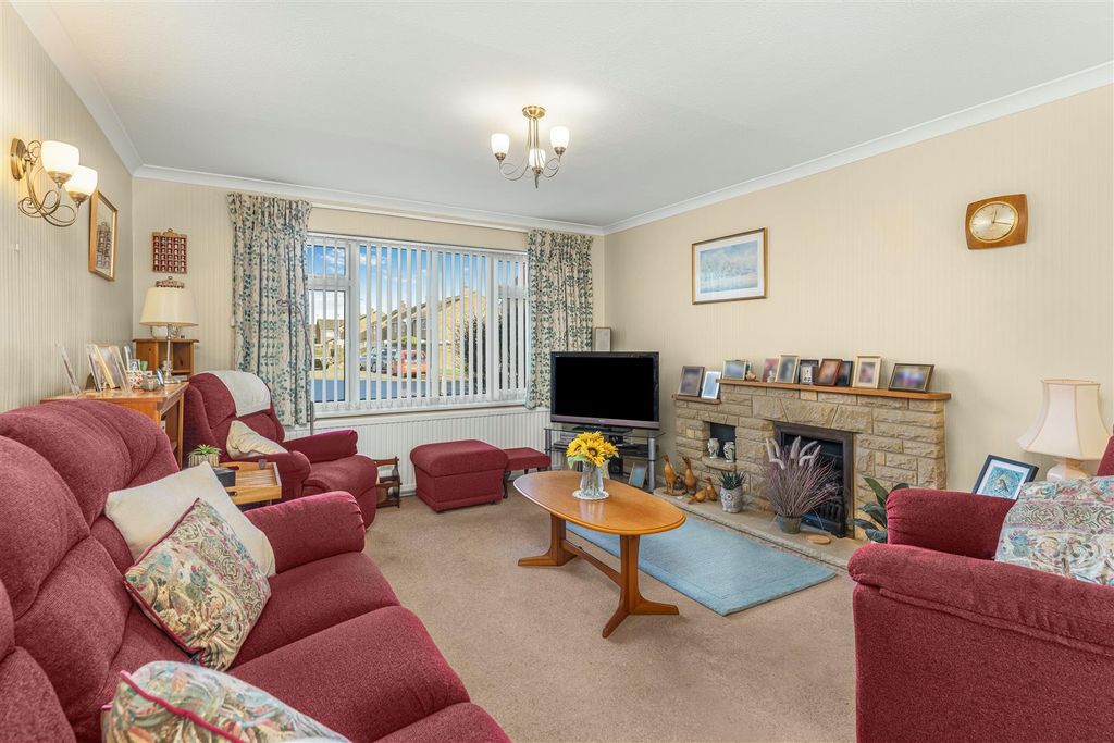 Property photo 2 of 16 7 Lawrence Leys, Bloxham-6.Jpg