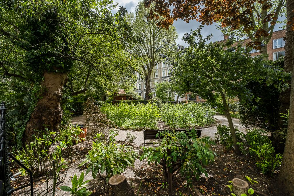 Property photo 3 of 17 Communal Garden