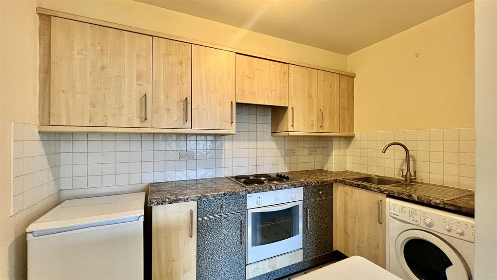 Property photo 2 of 6 Kitchen