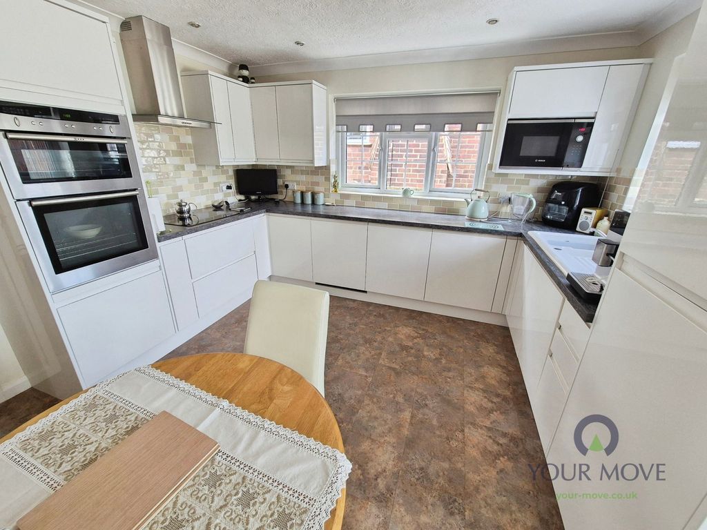 Property photo 3 of 19 Kitchen