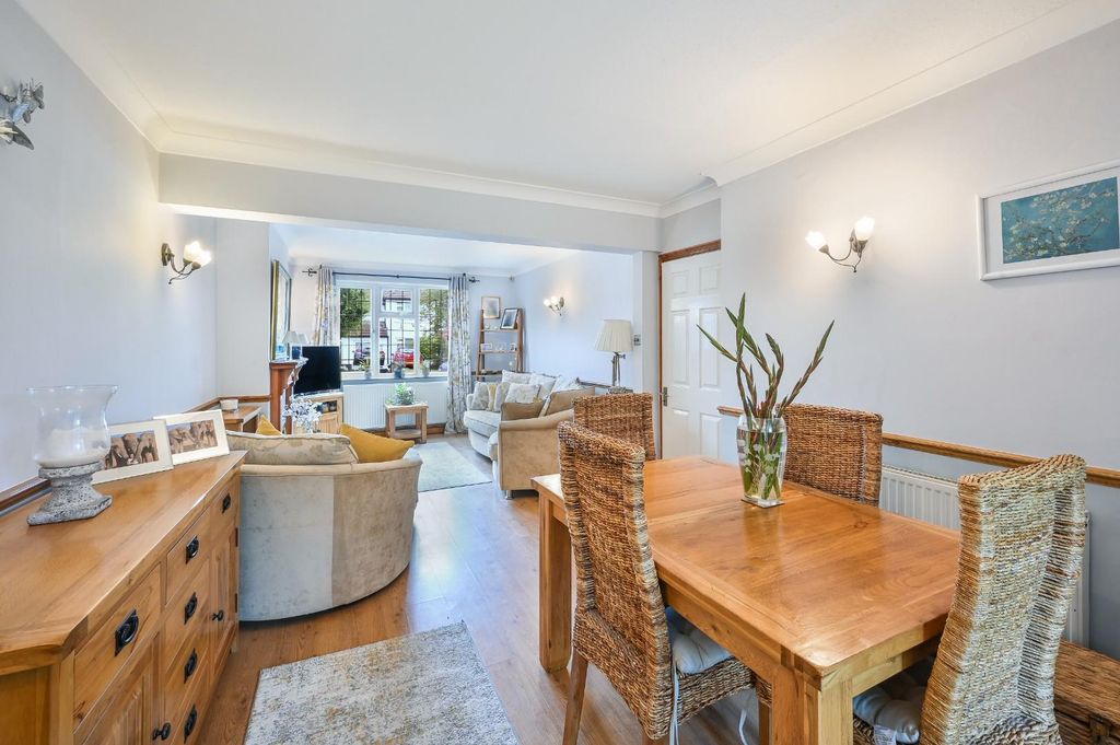 Property photo 2 of 18 Chipstead Way, (8).Jpg