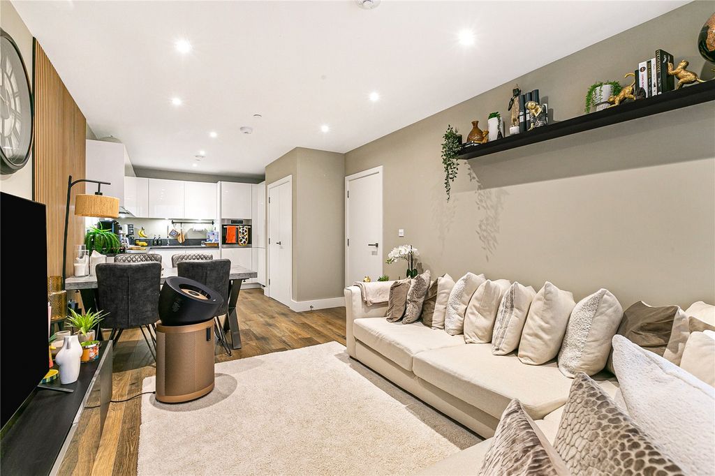 Property photo 1 of 19 Reception/Kitchen