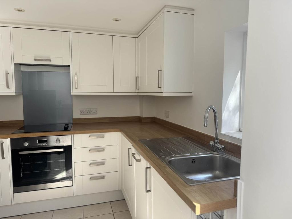 Property photo 1 of 7 Kitchen