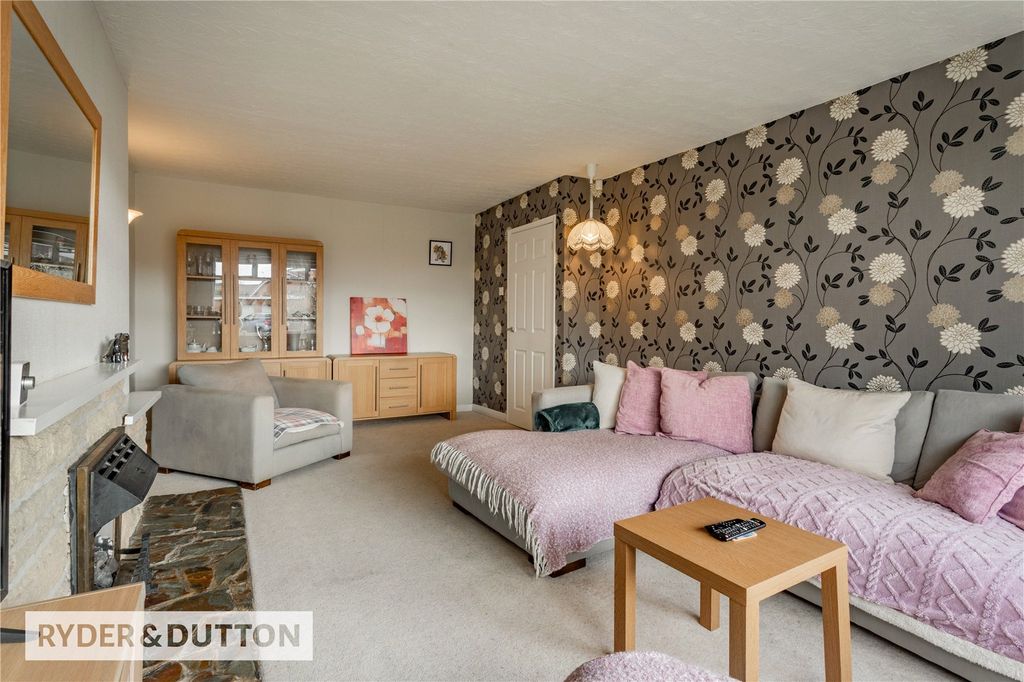 Property photo 3 of 24 Lounge