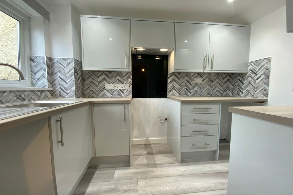 Property photo 3 of 16 Kitchen