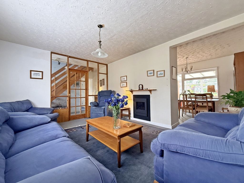 Property photo 3 of 34 Lounge