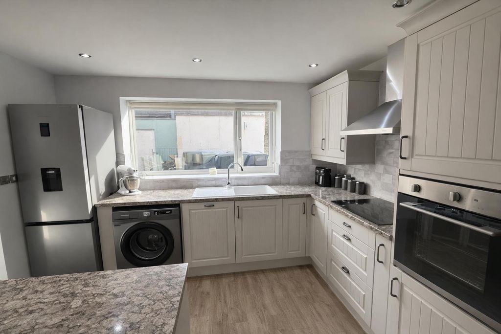 Property photo 3 of 11 Kitchen