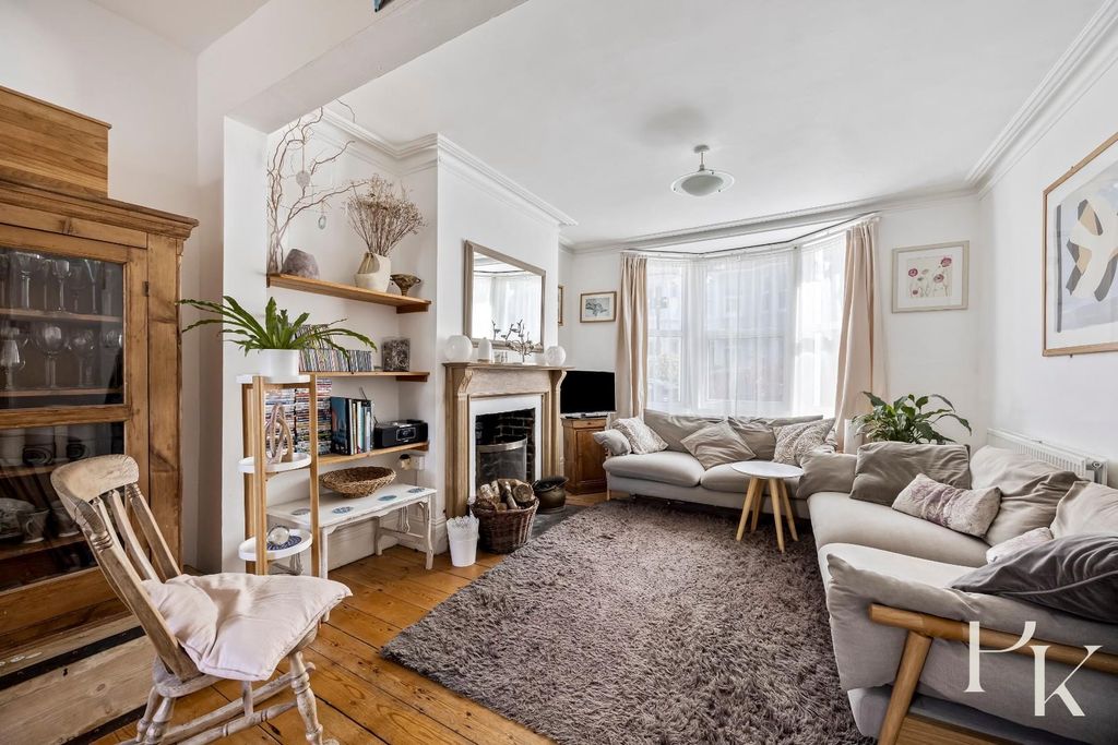 Property photo 3 of 24 Rutland Road, 86-013.Jpg