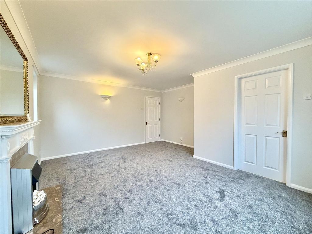 Property photo 3 of 16 Lounge