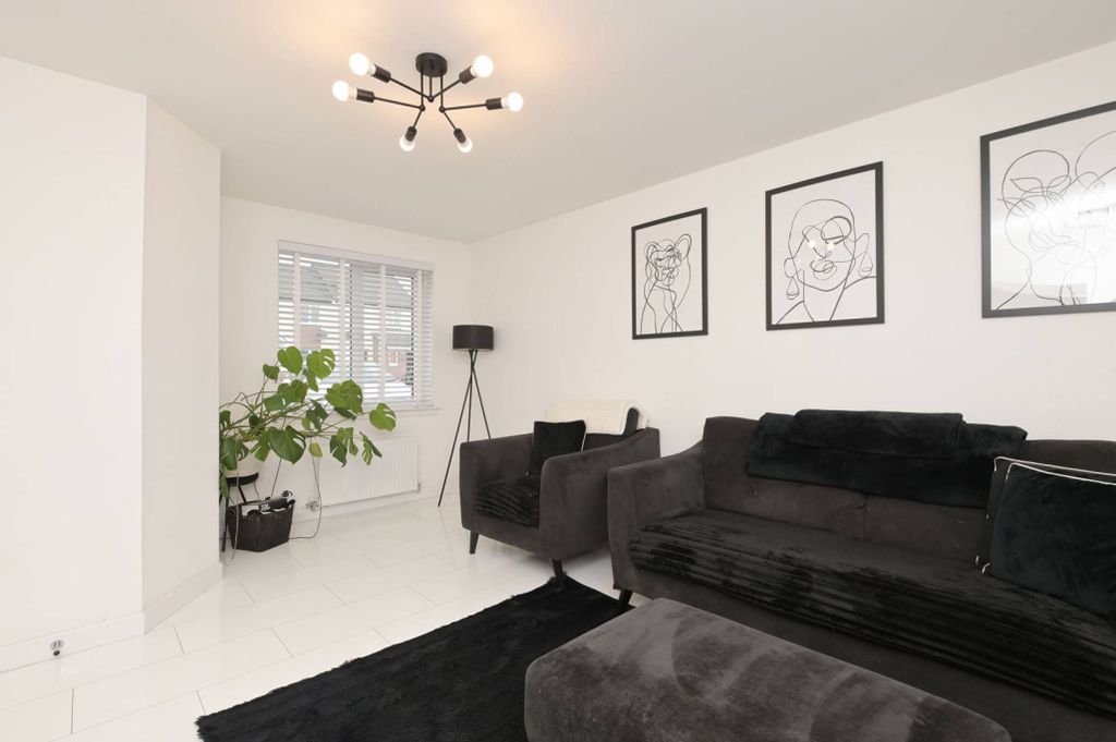 Property photo 2 of 28