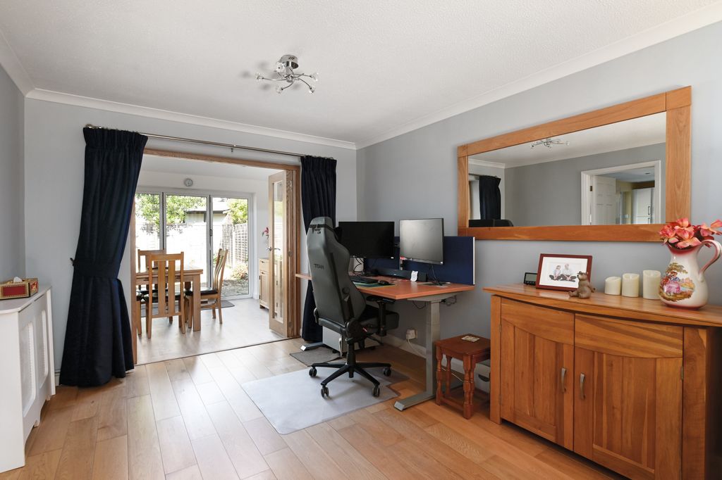 Property photo 3 of 11 2 Sheraton Close (2)