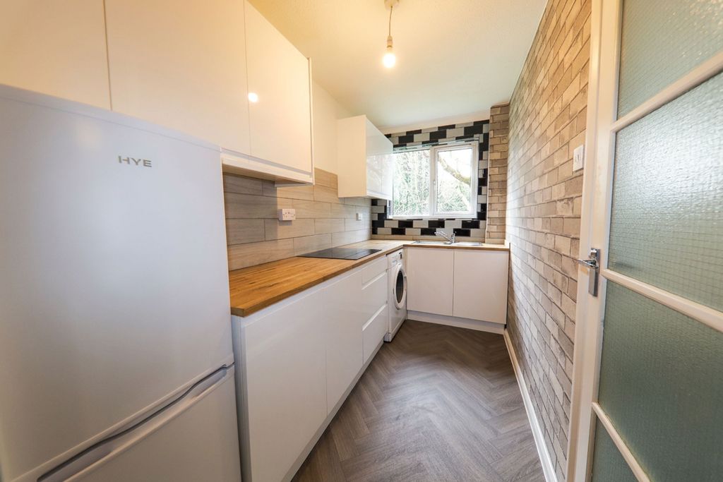 Property photo 3 of 10 Kitchen (E)