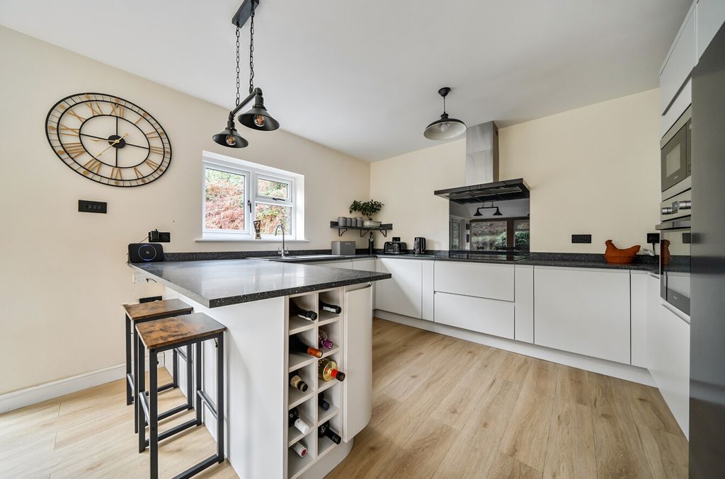 Property photo 3 of 22 1384492-12-693c16...