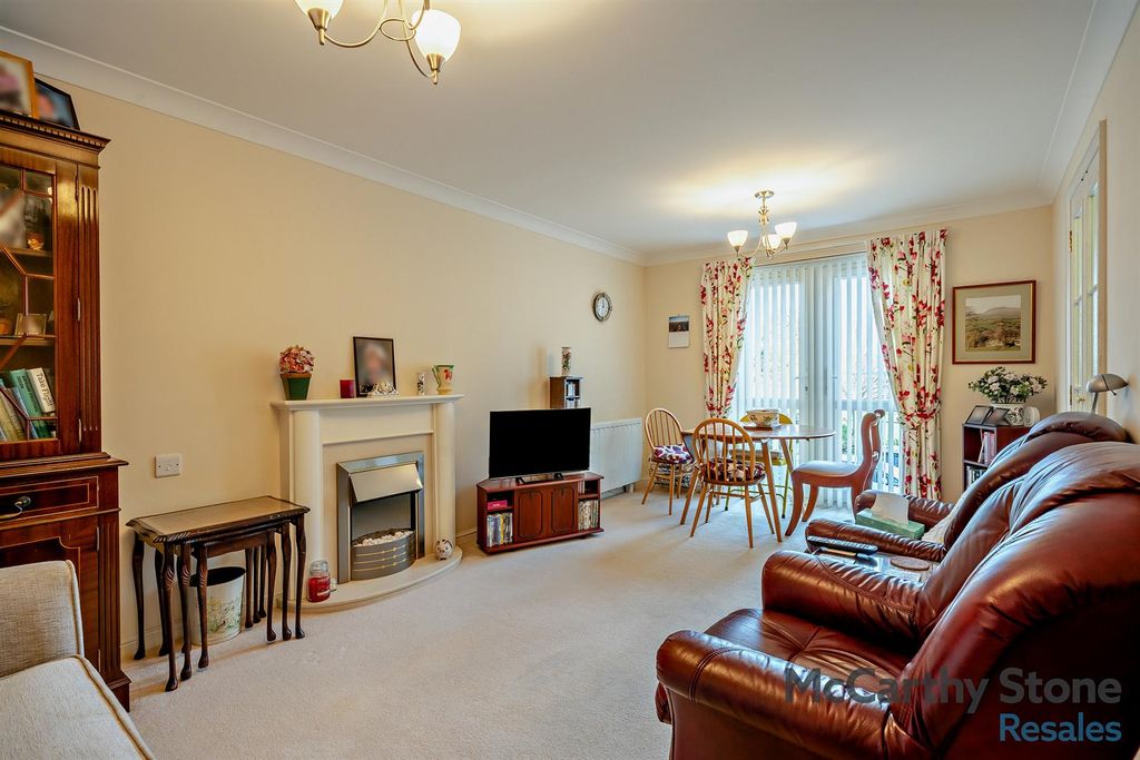 Property photo 3 of 18 Living Room