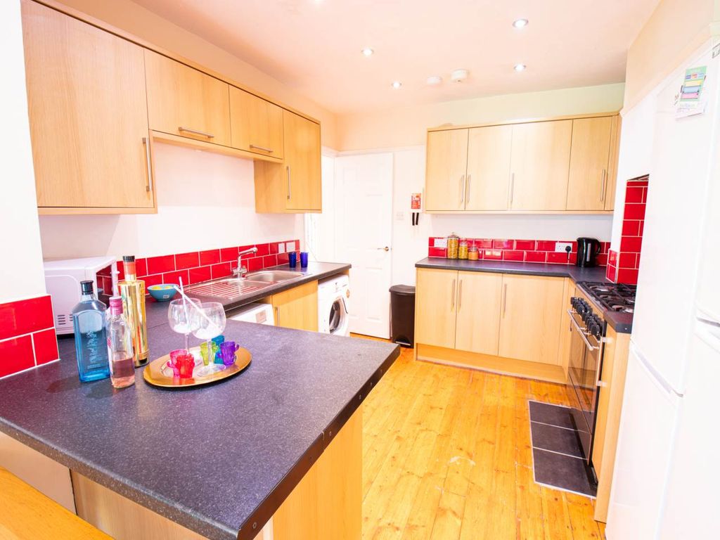 Property photo 3 of 16 Kitchen