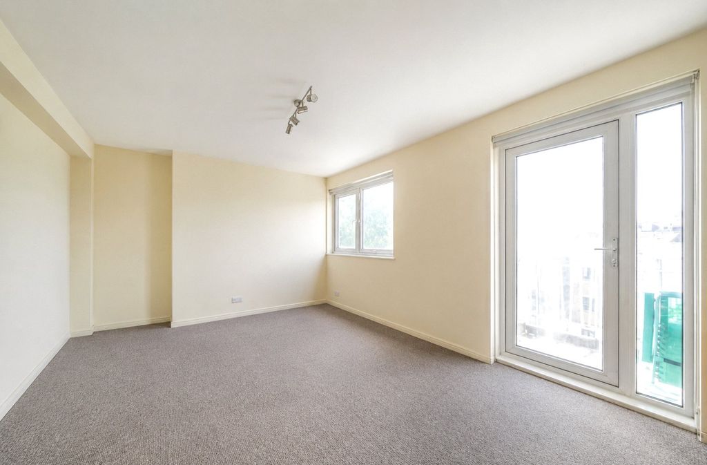 Property photo 2 of 8 Picture No. 21