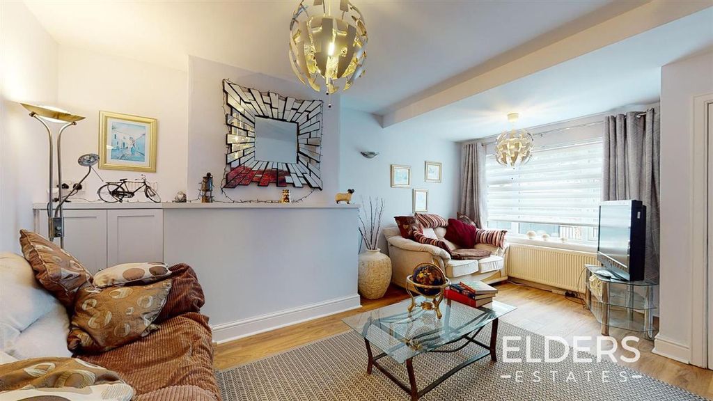 Property photo 3 of 24 Entrance Hall