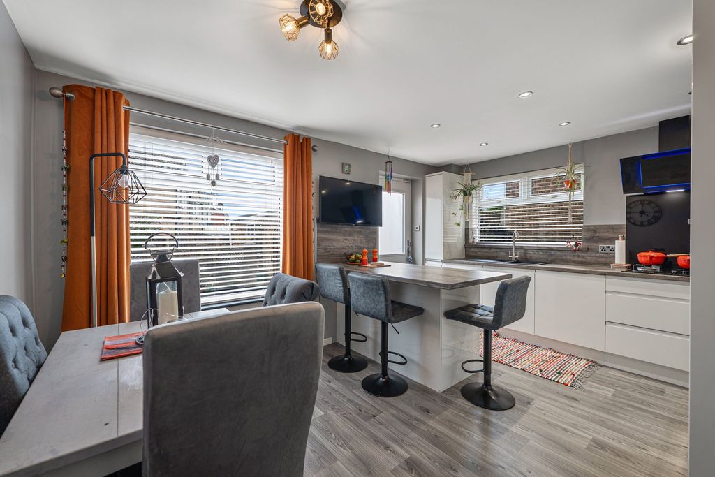 Property photo 3 of 27